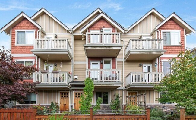 Building Photo - Energy-efficient townhome in the desirable community of Crown Hill is ready to be loved!