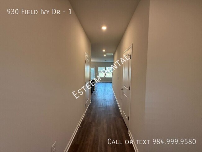 Building Photo - 930 Field Ivy Dr