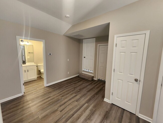 Building Photo - Renovated 2 bedroom 1 bath duplex unit with updated floors, bath, and kitchen!!
