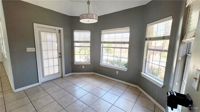 Building Photo - 25 El Jardin St