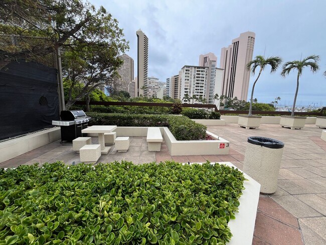Building Photo - Yacht Harbor Towers (Ala Moana)-1282 sf, 2 bed+den, 2 bath, 2 prkg-INCLUDES UTILITIES