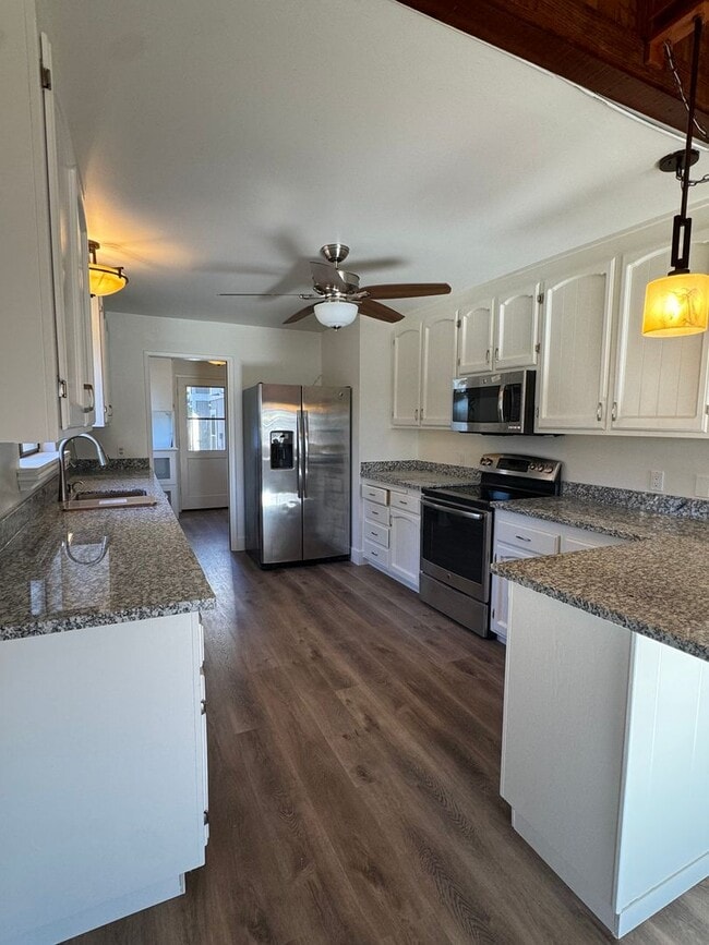 Building Photo - Lake of the pines GOLF COURSE charmer! New counters, new floor, new paint! Wonderful home!