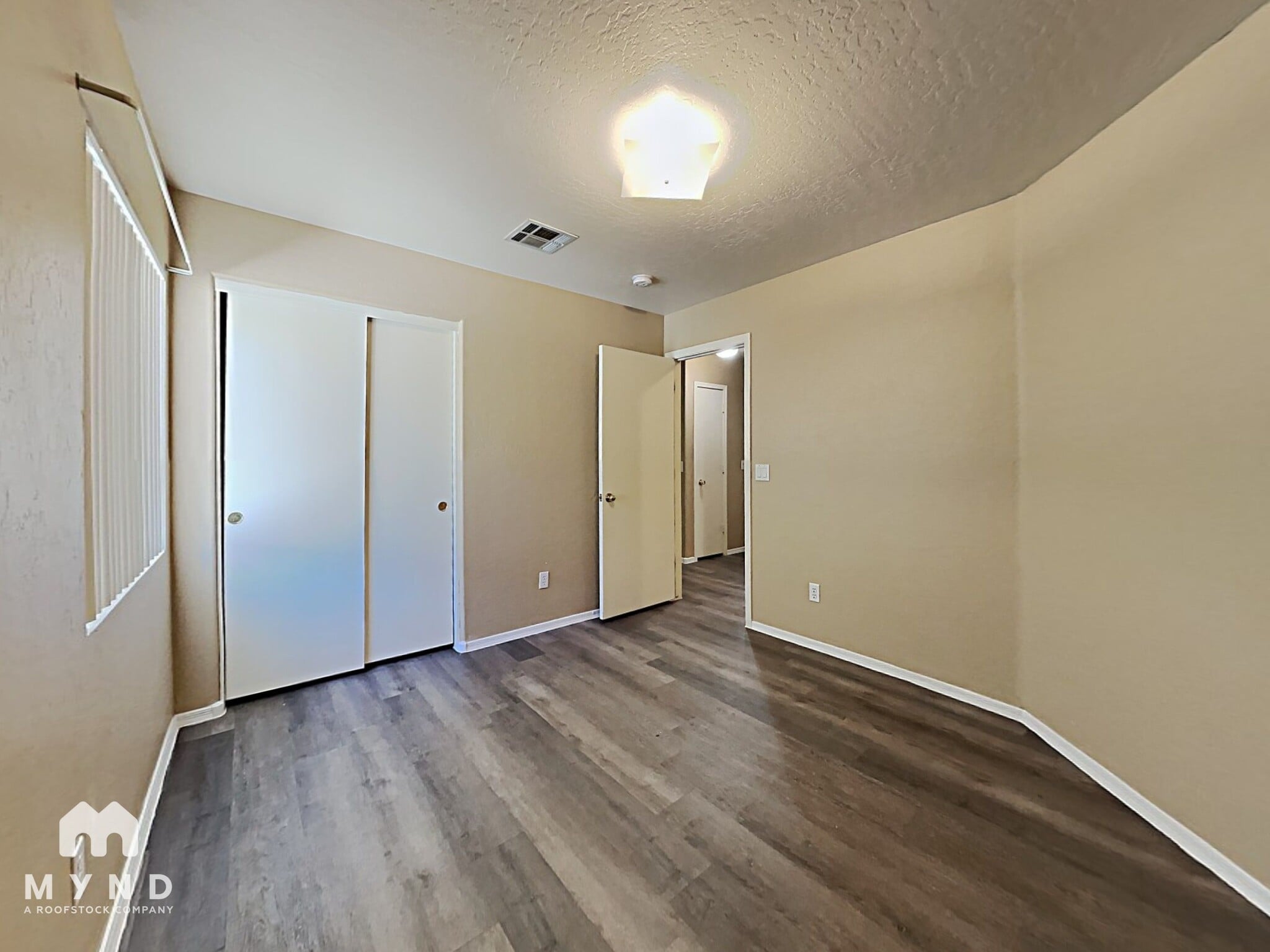Building Photo - 685 E Cantebria Dr