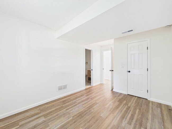 Building Photo - 633 S Fuller Ave