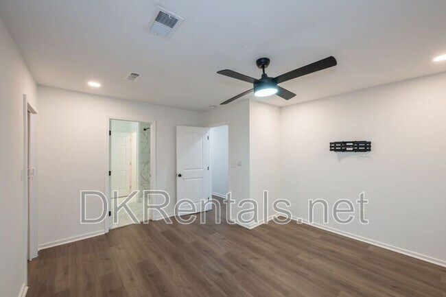 Building Photo - 83 Lucia Dr SE