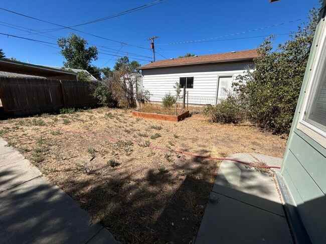 Building Photo - 3 Bedroom 1 Bath Large House with Garage & Many Amenities