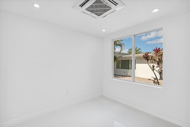 Building Photo - 2201 NE 9th Ave