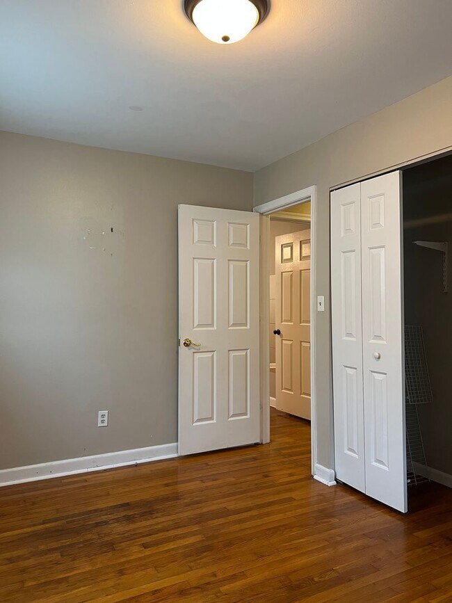 Building Photo - 223 Larissa Dr