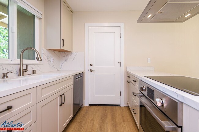 Building Photo - Gorgeous & Remodeled Home