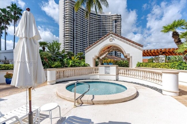 Building Photo - 2000 Island Blvd