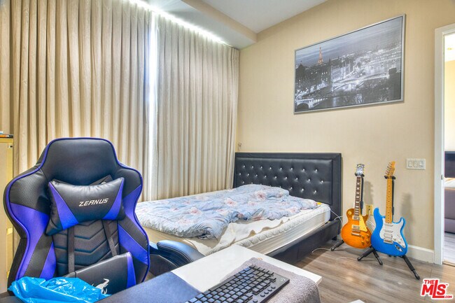 Building Photo - 3223 W 6th St