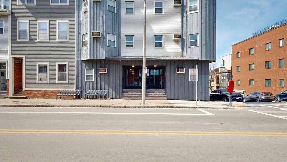 Building Photo - 298 Meridian St