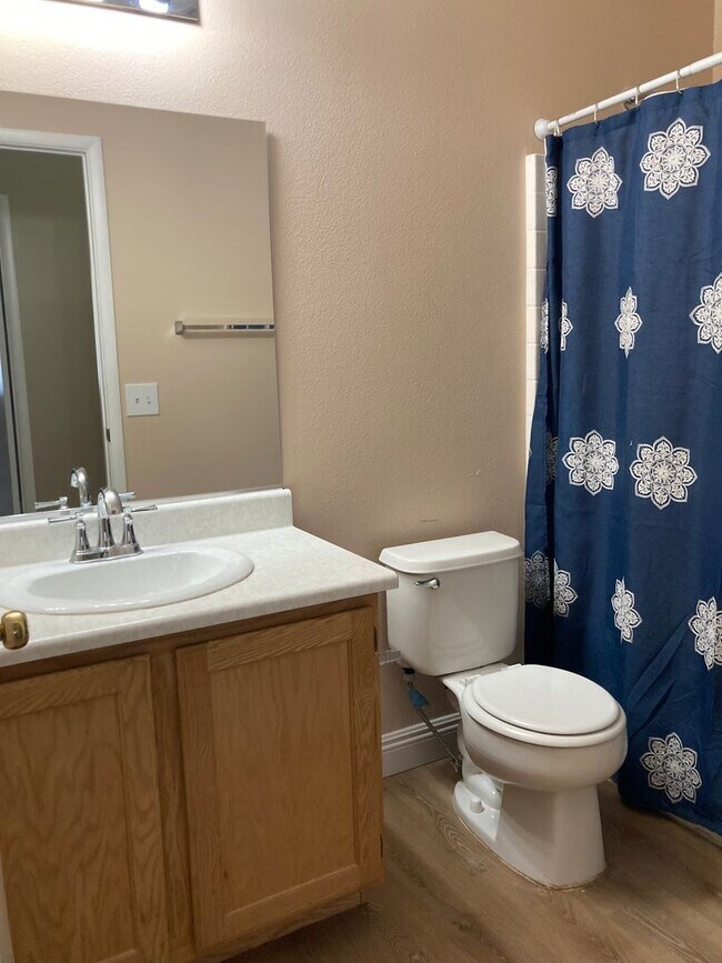 Building Photo - Townhouse 3 bedroom 2.5 bath 2 car garage