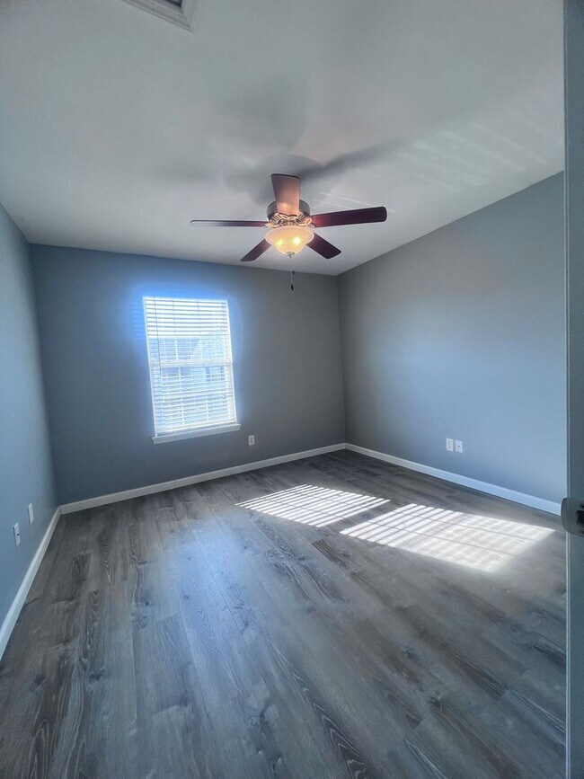 Building Photo - Updated 2-Bed/2-Bath Condo in Desirable Br...