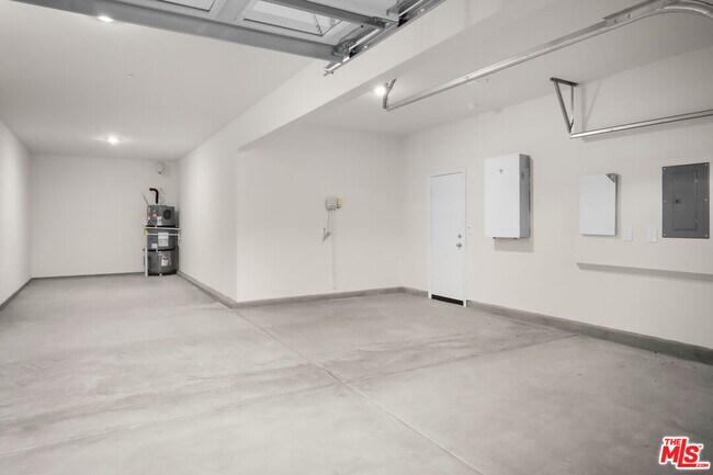 Building Photo - 2311 Blue Elm Rd