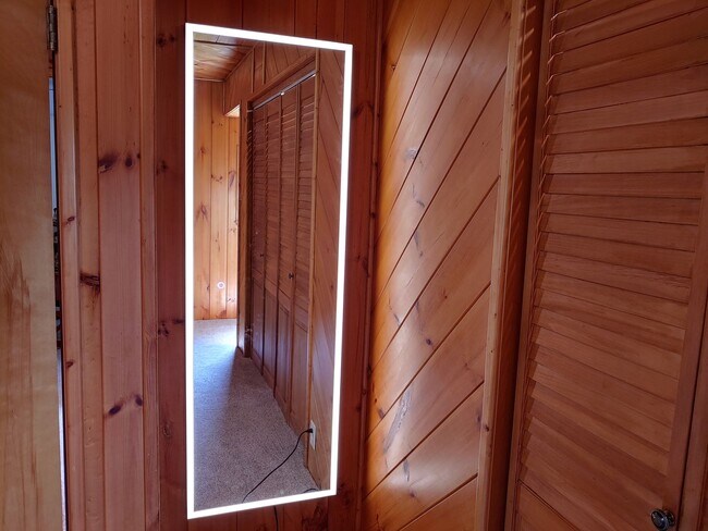 Building Photo - Fully Furnished Executive Sander's Beach Rental