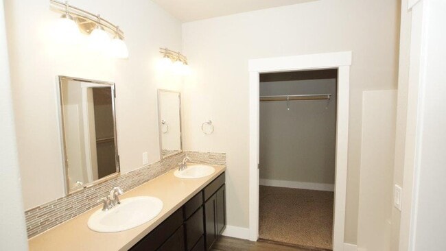 Building Photo - Don't Miss Out On This Five Mile Area 3 Be...