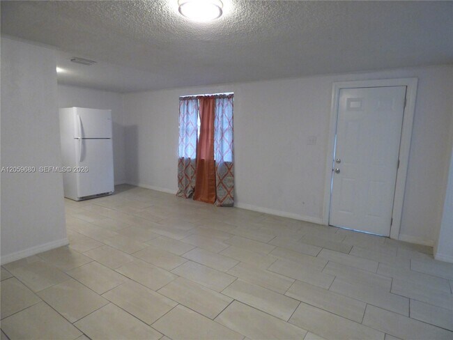 Building Photo - 1135 E Voorhis Ave