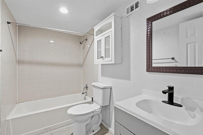 Building Photo - 2106 Lamplight Village Cir