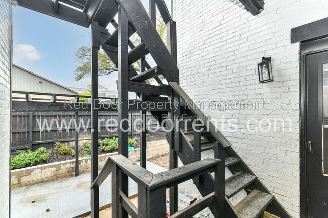 Building Photo - 1329 E Market St