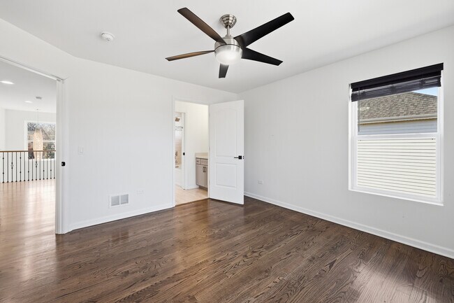 Building Photo - 4530 E Fairfax Ave