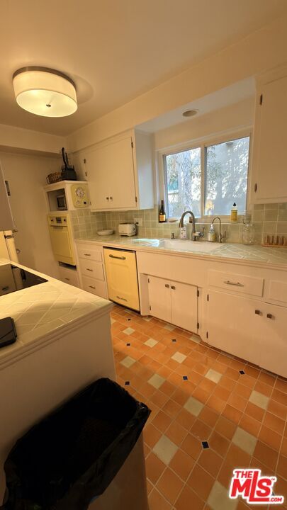 Building Photo - 1570 Via Capri