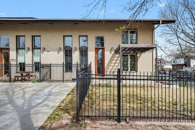 Building Photo - Stunning Luxury Home in Sunnyside **Move-In Special**