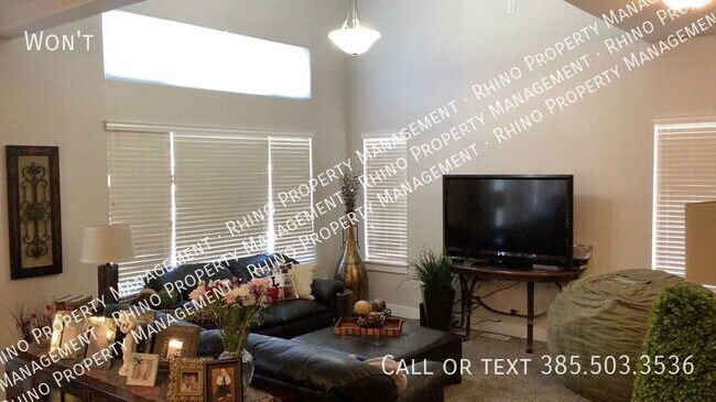 Building Photo - 3 Bed/3.5 Bath End Unit Townhouse in Sandy