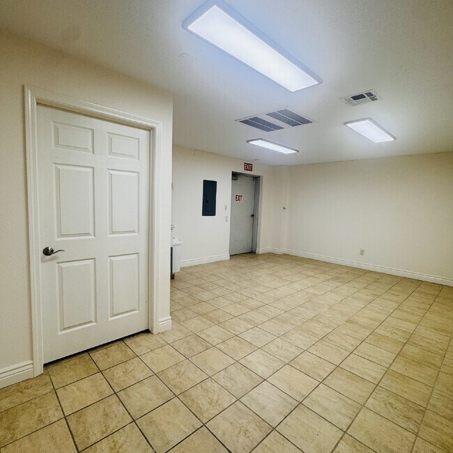 Building Photo - 2907 Nederland Ave