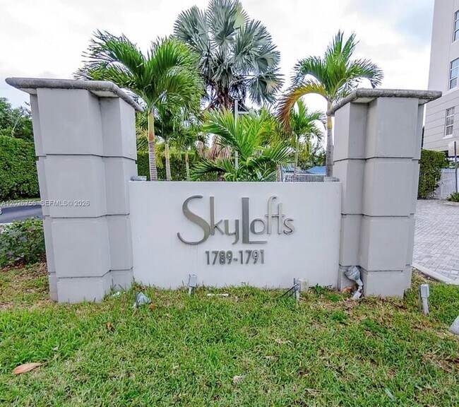 Building Photo - 1791 NE Miami Gardens Dr