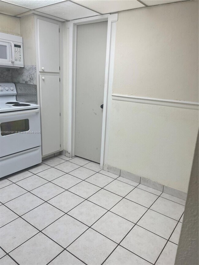 Building Photo - 6548 Racquet Club Dr