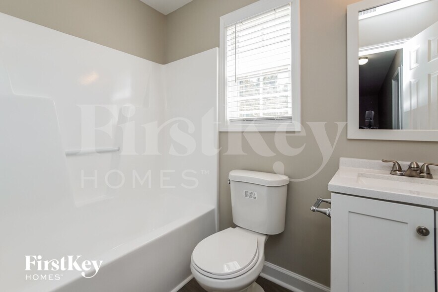 Building Photo - 925 Troubadour Ln