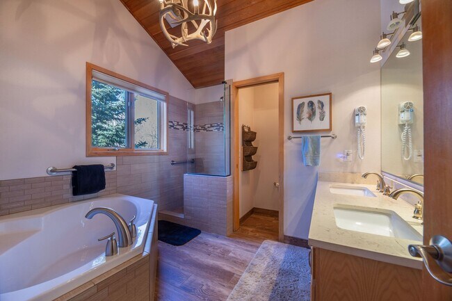 Building Photo - Attached garage! Beautiful views! Heart of...