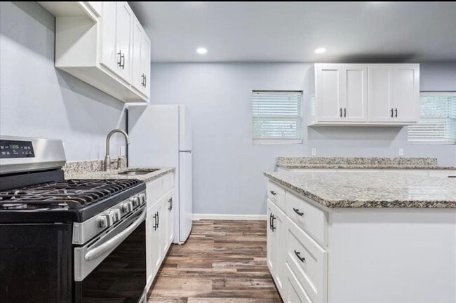 Building Photo - 117 Emma St