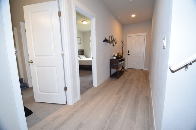 Building Photo - 1690 S Quartz Dr