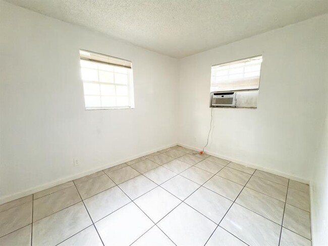 Building Photo - 1717 NW 8th Pl