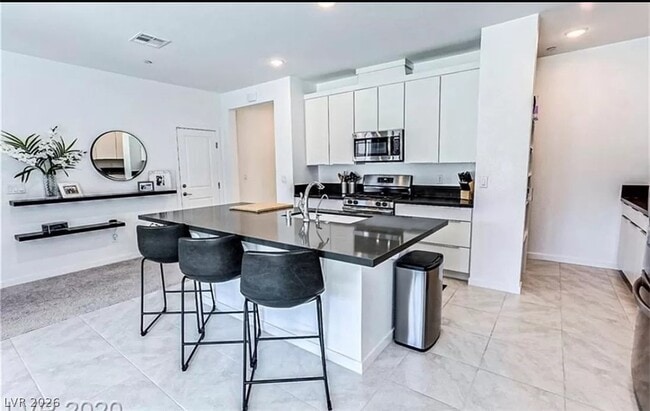 Building Photo - 817 Piermont court