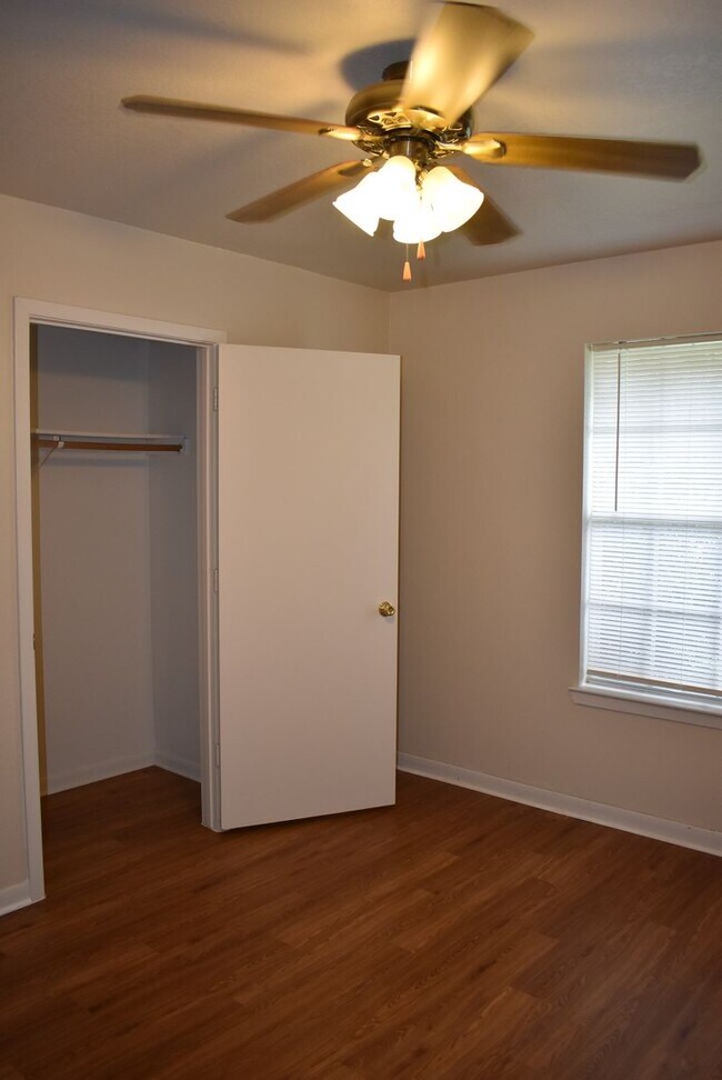 Building Photo - 837 Lakeview Dr