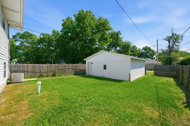 Building Photo - Move-In Ready Split-Level with Open Floor Plan