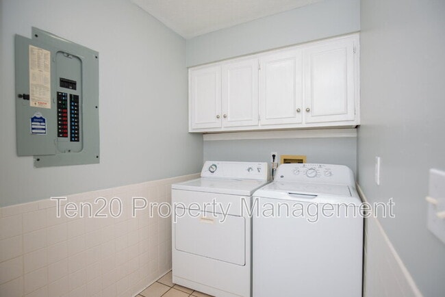 Building Photo - 2234 Birchwood Dr