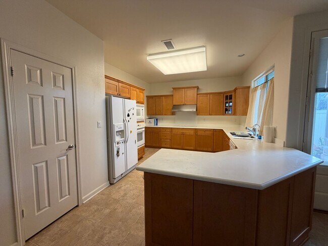 Building Photo - Spacious 4-Bedroom Ewa Beach Home with Den...
