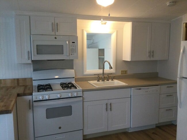 Building Photo - **Price recently lowered** 2 Bed/1 Bth Hom...
