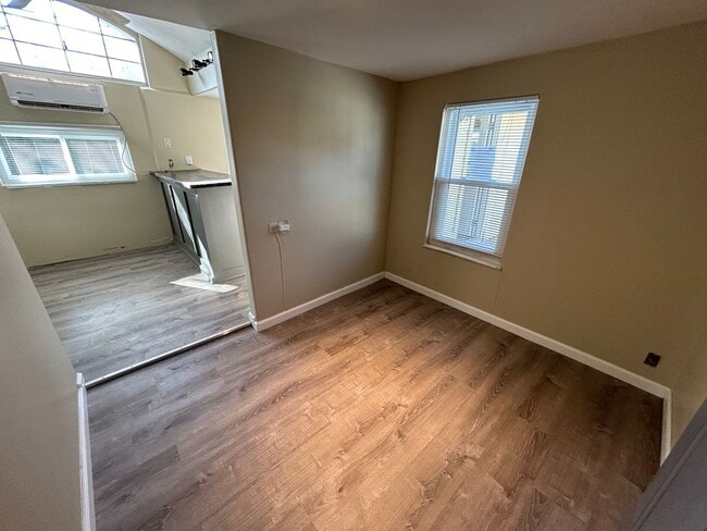 Building Photo - *COMING SOON* ALL BILLS PAID!! 1 Bedroom /...