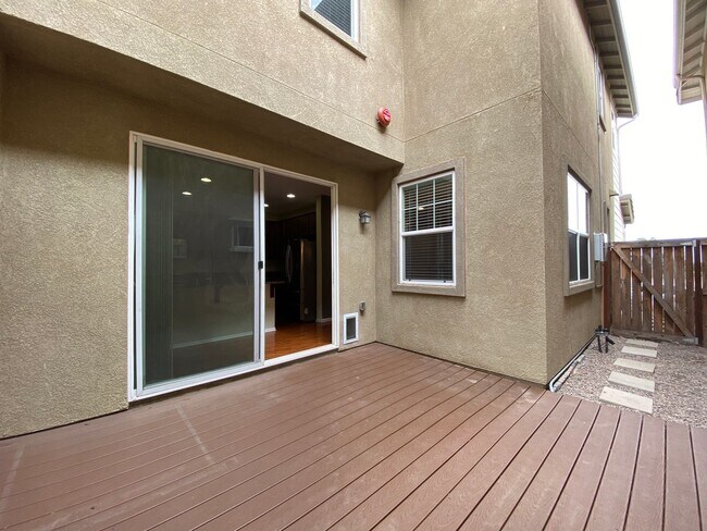 Building Photo - Beautiful 5 Bedroom/3 Bath Oceanside Home in Dixie Village