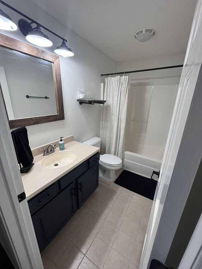 shared full bathroom - 1310 Polo Run