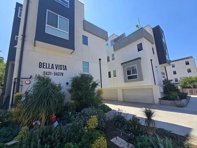 Building Photo - Discover this stunning 2-bedroom, 2-bath home in San Diego!