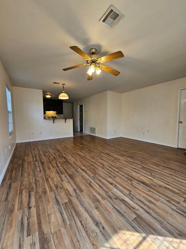 Building Photo - (3) Bed (2) Bath in Noble Avail NOW!