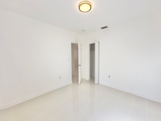 Building Photo - Freshly remodelled 2bed/1bath in a duplex ...