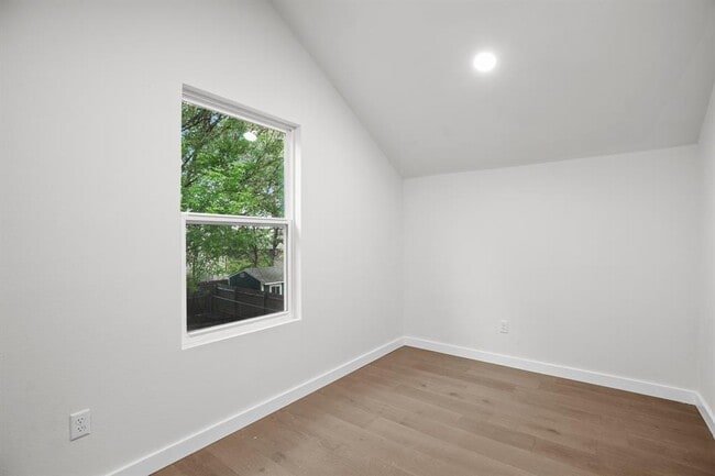 Building Photo - 7520 Uray Dr