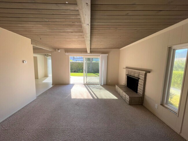 Building Photo - Adorable Pierpont Beach Home!!